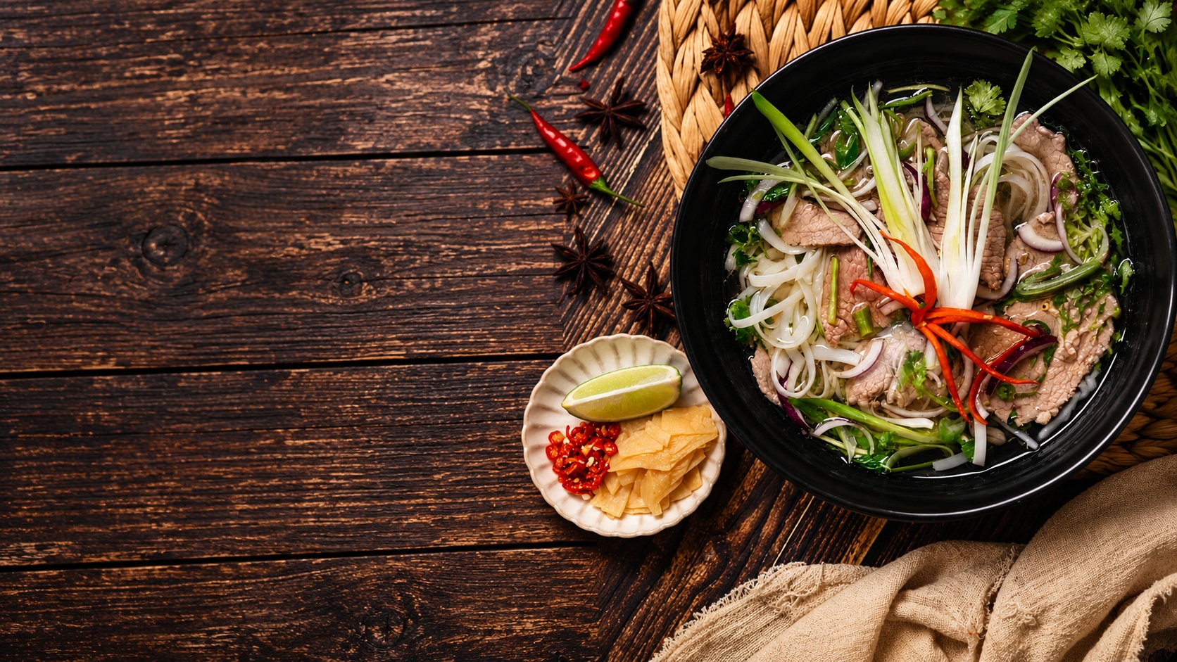 Phở bò s rýžovými nudlemi a bylinkami z Deli Bowl