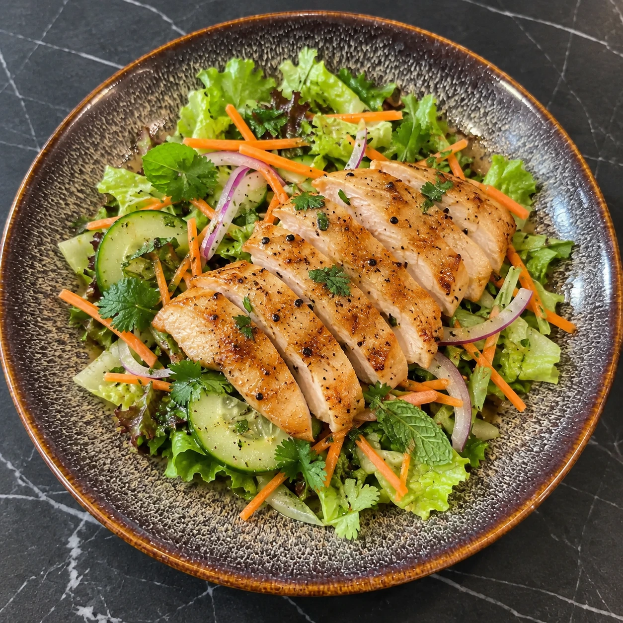 Salát s grilovaným kuřecím